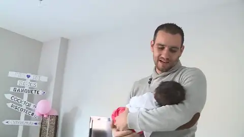 Imagen de archivo de un padre con un bebé Los permisos de paternidad superan, por primera vez, a los de maternidad