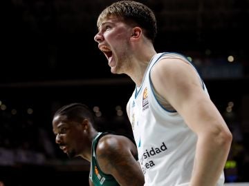 Doncic celebra su canasta ante el Panathinaikos