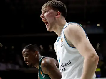 Doncic celebra su canasta ante el Panathinaikos Doncic celebra su canasta ante el Panathinaikos