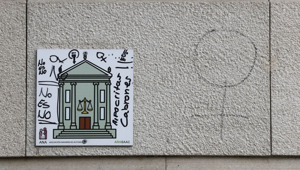 Varias pintadas en contra de la sentencia de la Audiencia de Navarra