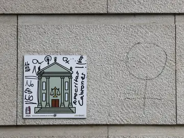 Varias pintadas en contra de la sentencia de la Audiencia de Navarra Varias pintadas en contra de la sentencia de la Audiencia de Navarra