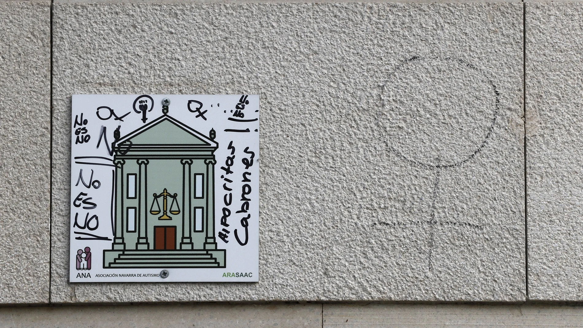 Varias pintadas en contra de la sentencia de la Audiencia de Navarra Varias pintadas en contra de la sentencia de la Audiencia de Navarra