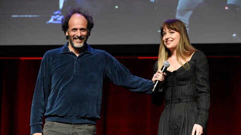 Luca Guadagnino y Dakota Johnson durante la presentación