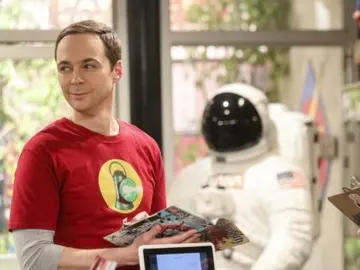 Sheldon leyendo a Carlos Pacheco Sheldon leyendo a Carlos Pacheco