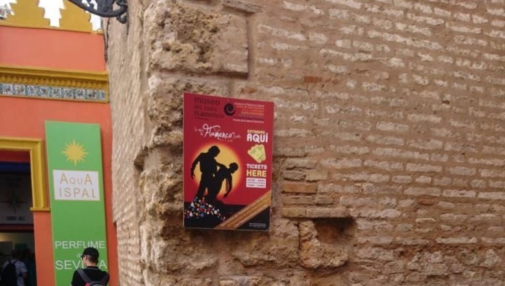 Cartel clavado en el Alcázar de Sevilla
