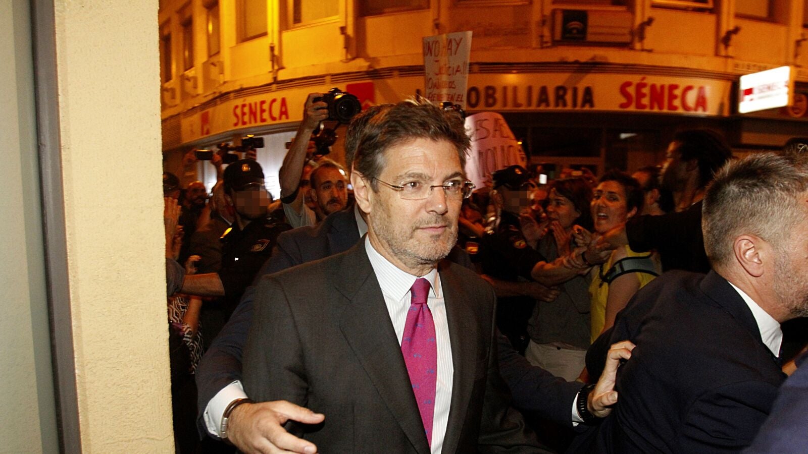 Abucheos al ministro Catalá en Córdoba tras la sentencia a 'La Manada'