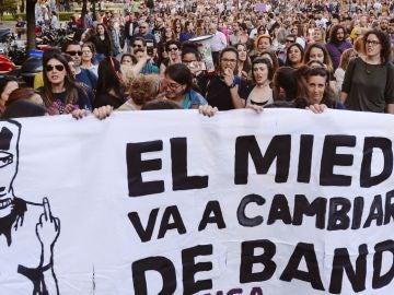 Miles de personas abarrotan calles y plazas contra la sentencia de la Manada