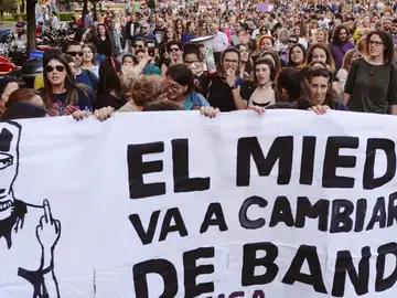 Miles de personas abarrotan calles y plazas contra la sentencia de la Manada Miles de personas abarrotan calles y plazas contra la sentencia de la Manada