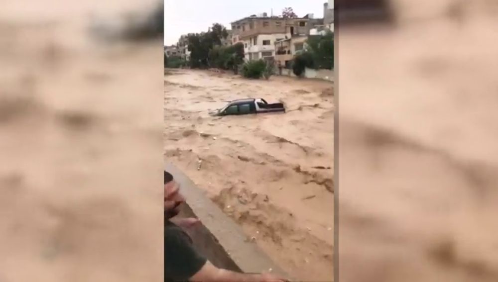 Cientos de evacuados por inundaciones en Jordania 
