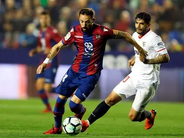 Morales conduce el balón ante la defensa de Banega Morales conduce el balón ante la defensa de Banega