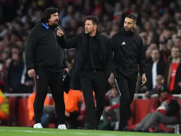 Simeone muestra su desacuerdo con el colegiado Simeone muestra su desacuerdo con el colegiado