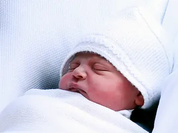 Fotografía de archivo del tercer hijo de los duques de Cambridge a su salida del hospital Fotografía de archivo del tercer hijo de los duques de Cambridge a su salida del hospital