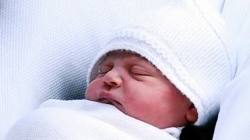 Fotografía de archivo del tercer hijo de los duques de Cambridge a su salida del hospital