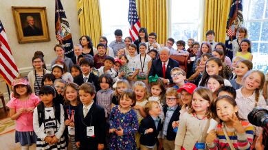 Trump, rodeado de niños en el Despacho Oval 