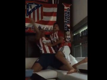 Los hijos de Simeone celebran el empate del Atlético Los hijos de Simeone celebran el empate del Atlético