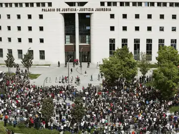 Cientos de personas se concentran frente al Palacio de Justicia de Navarra Cientos de personas se concentran frente al Palacio de Justicia de Navarra