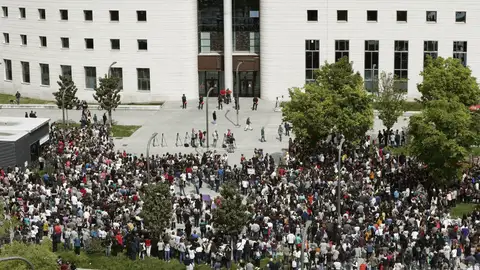 Cientos de personas se concentran frente al Palacio de Justicia de Navarra Cientos de personas se concentran frente al Palacio de Justicia de Navarra