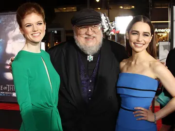 George R.R. Martin con las actrices de 'Juego de Tronos Emilia Clarke y Rose Leslie George R.R. Martin con las actrices de 'Juego de Tronos Emilia Clarke y Rose Leslie
