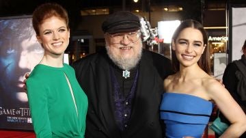 George R.R. Martin con las actrices de 'Juego de Tronos Emilia Clarke y Rose Leslie George R.R. Martin con las actrices de 'Juego de Tronos Emilia Clarke y Rose Leslie