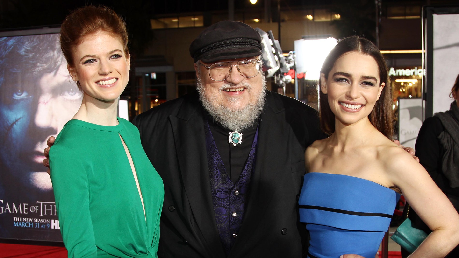 George R.R. Martin con las actrices de 'Juego de Tronos Emilia Clarke y Rose Leslie