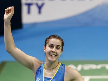 Carolina Marín celebra la victoria en un partido del campeonato de Europa