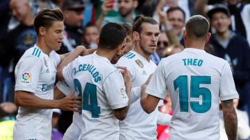 Los jugadores del Real Madrid celebran el gol de Gareth Bale