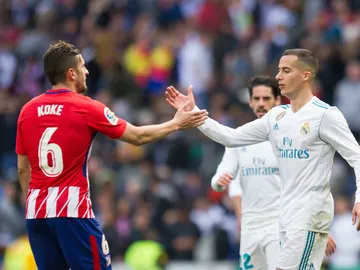 Koke y Lucas se saludan Koke y Lucas se saludan