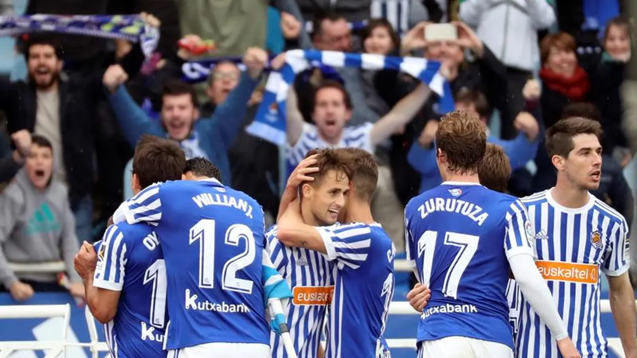 Los jugadores de la Real Sociedad celebran el tanto de Oyarzabal Los jugadores de la Real Sociedad celebran el tanto de Oyarzabal
