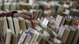 Imagen de archivo de la Feria del Libro Un visitante hojea los ejemplares de una de las casetas de la XXXVI Feria del Libro Antiguo y de Ocasión de Madrid