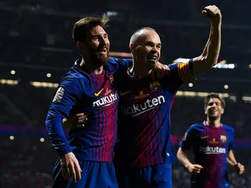 Messi e Iniesta celebran un gol Messi e Iniesta celebran un gol