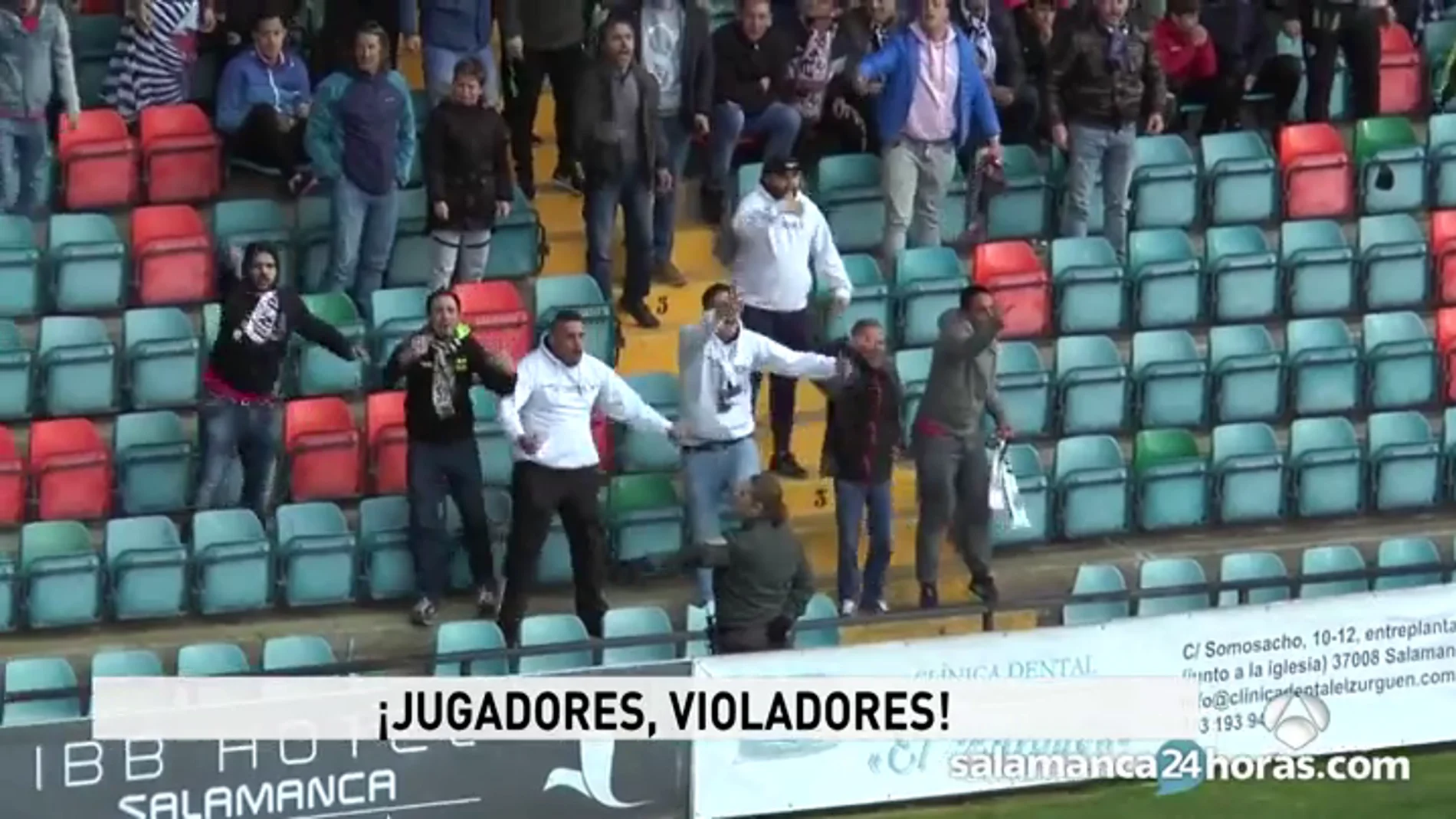 Aficionados insultan a los jugadores de la Arandina en el Helmántico Aficionados insultan a los jugadores de la Arandina en el Helmántico