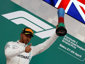 Hamilton, con el trofeo del GP de Azerbaiyán