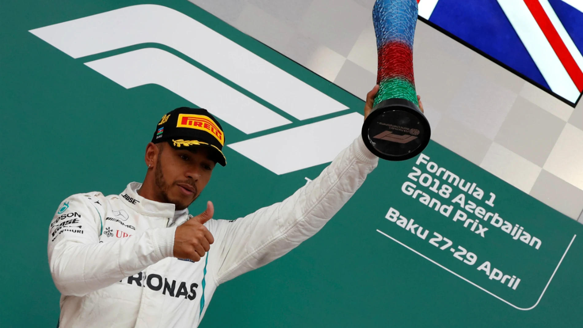 Hamilton, con el trofeo del GP de Azerbaiyán