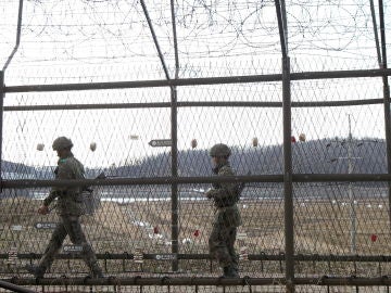 Imagen de soldados surcoreanos patrullando la frontera con Corea del Norte