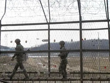 Imagen de soldados surcoreanos patrullando la frontera con Corea del Norte Imagen de soldados surcoreanos patrullando la frontera con Corea del Norte