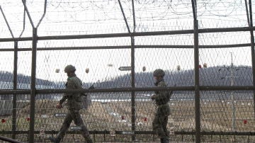 Imagen de soldados surcoreanos patrullando la frontera con Corea del Norte