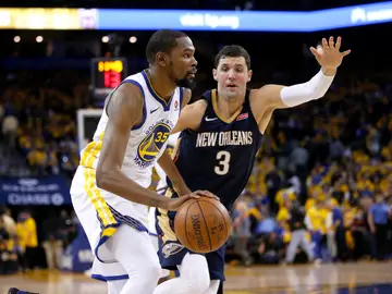 Nikola Mirotic defiende la jugada de Kevin Durant Nikola Mirotic defiende la jugada de Kevin Durant