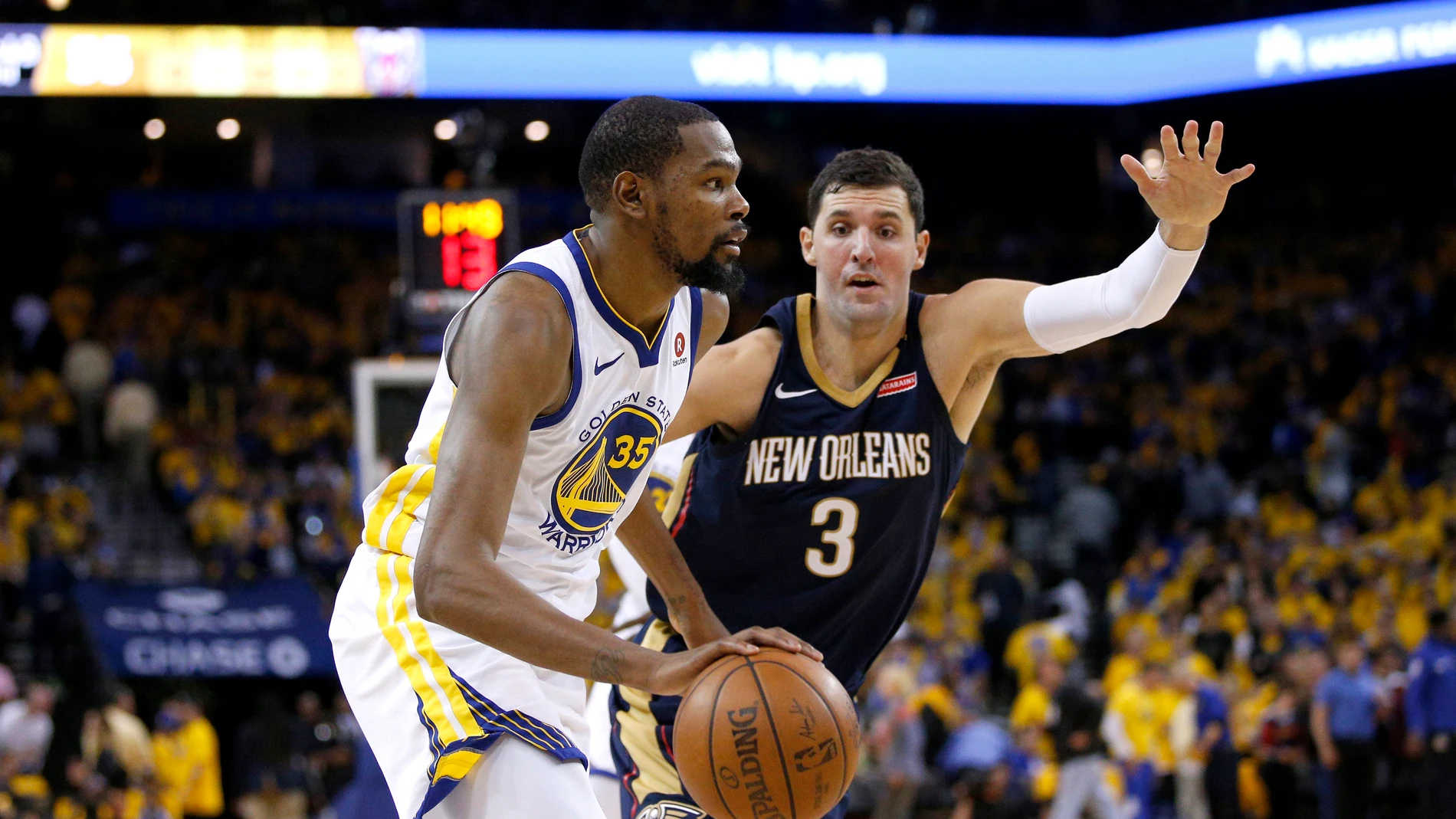 Nikola Mirotic defiende la jugada de Kevin Durant Nikola Mirotic defiende la jugada de Kevin Durant