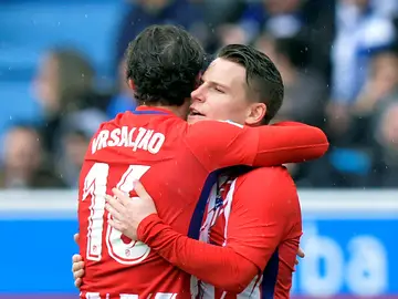 Gameiro se abraza a Vrsaljko Gameiro se abraza a Vrsaljko
