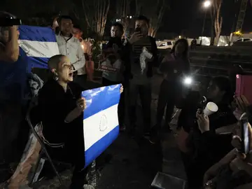 Decenas de nicaragüenses se concentraron en una vigilia Decenas de nicaragüenses se concentraron en una vigilia