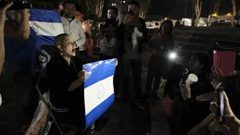 Decenas de nicaragüenses se concentraron en una vigilia Decenas de nicaragüenses se concentraron en una vigilia