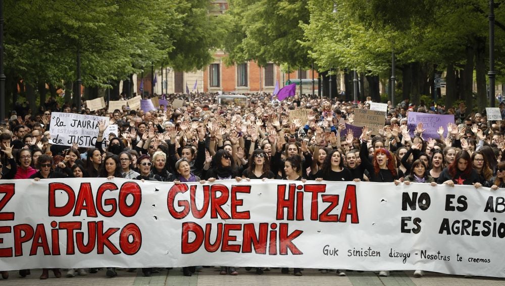 Varios miles de personas ayer ante el Palacio de Justicia de Navarra