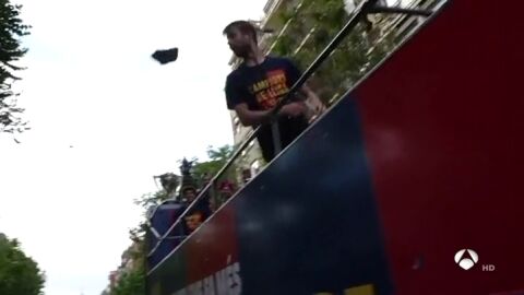 Piqu&eacute; lanza una zapatilla desde la r&uacute;a del Bar&ccedil;a y un Mosso d'Esquadra le llama la atenci&oacute;n: "&iexcl;Gerard, basta eh!"