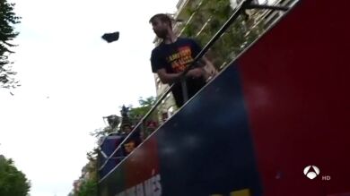 Piqué lanza una zapatilla desde la rúa del Barça y un Mosso d'Esquadra le llama la atención: 