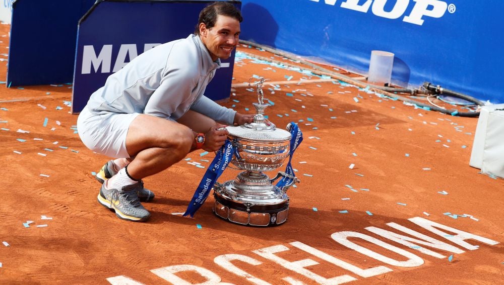 Rafa Nadal posa con su XI Godó