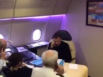 Macron hablando por teléfono con Putin Macron hablando por teléfono con Putin