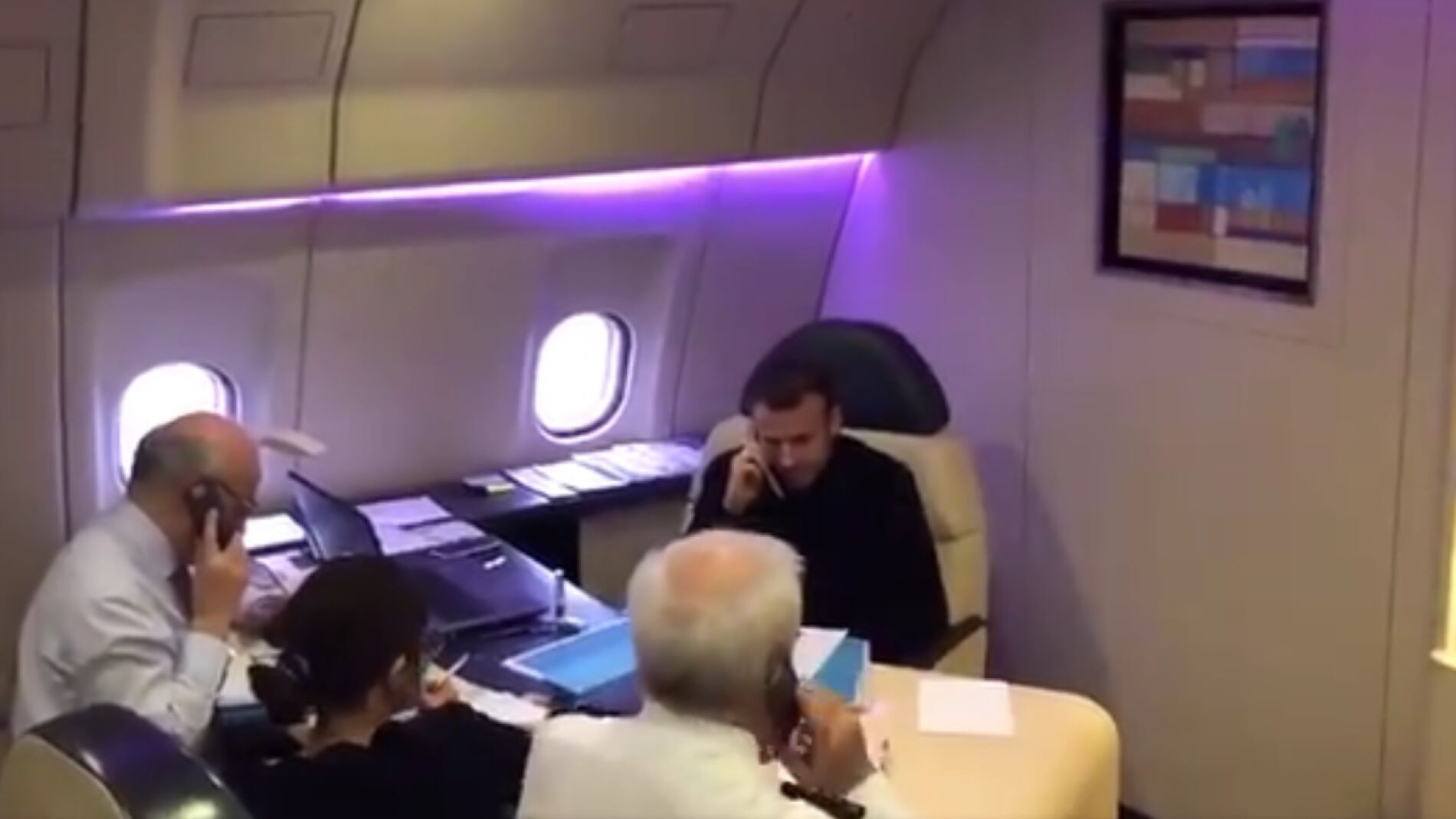 Macron hablando por tel&eacute;fono con Putin
