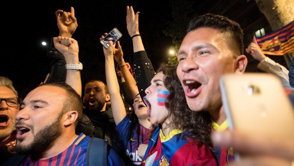 Aficionados del Barcelona celebran la Liga en Canaletas