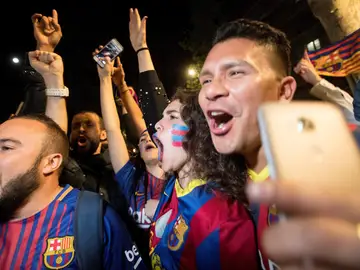Aficionados del Barcelona celebran la Liga en Canaletas Aficionados del Barcelona celebran la Liga en Canaletas
