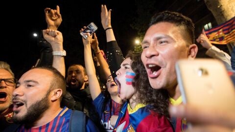Aficionados del Barcelona celebran la Liga en Canaletas